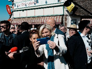 Француска броји дане до другог круга избора, најављени протести против Макрона и Ле Пенове