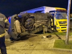 Ниш, "фолксваген" ударио у паркирани камион – повређене две особе