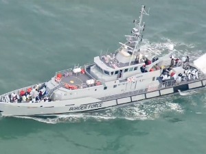 Британија би имигранте-самце да шаље у Руанду, УН се противе