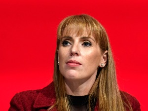 Посланица оптужена да је, као Шерон Стоун у "Ниским страстима", покушала да омета излагање премијера