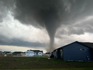 Торнадо погодио Канзас – уништено на десетине зграда, 6.500 домаћинстава остало без струје