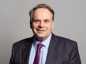 Због гледања порнића у парламенту британски посланик поднео оставку, правдао се "тренутком лудила"