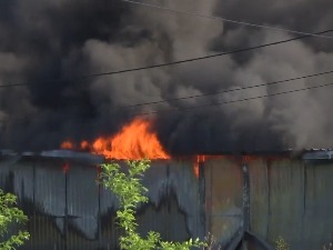 Локализован пожар у крушевачком складишту боја
