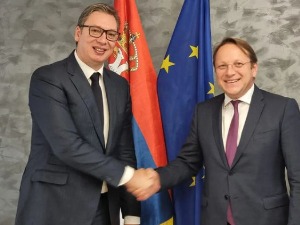 Вучић разговарао са Вархељијем и Борељом