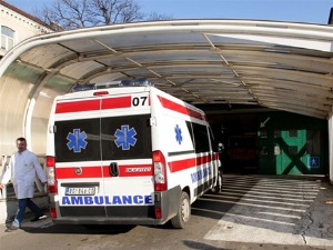 Мајка са дететом скочила са трећег спрата зграде у Миријеву, пребачени у Ургентни центар