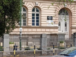 Нове дојаве о постављеним бомбама у болницама и школама