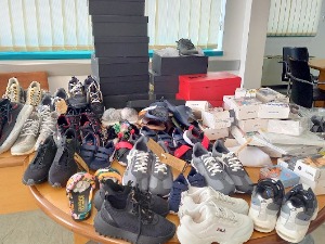 Цариници пронашли омањи бутик гардеробе и обуће у комбију