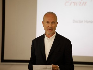 Ервин Вурм  добитник почасног доктората Универзитета уметности у Београду 