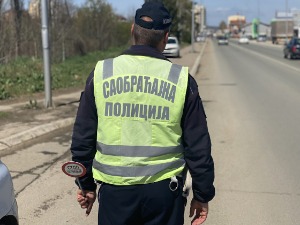 Возила на Ади без дозволе и под дејством марихуане, оборила бициклисту