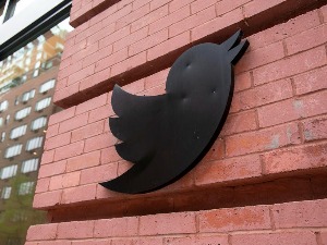 Илон Маск прети да ће одустати од куповине Твитера ако не добије тачне податке о лажним налозима