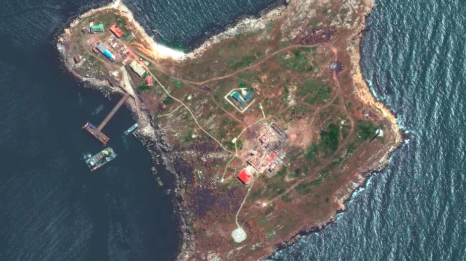 Змијско острво у Црном мору, камен начичкан пројектилима