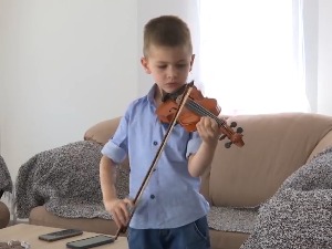 Малом Алену виолина је дража и од играчака