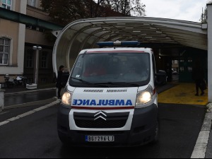 Дете пало с прозора, превезено у Ургентни центар