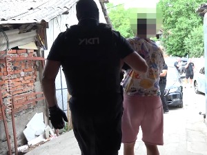 Ухапшени због посредовања у проституцији – оглашавали на сајту, уговарали врсту услуге