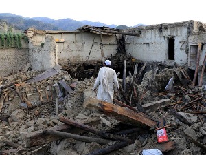 Јака киша и лоша инфраструктура отежавају потрагу за преживелима у Авганистану