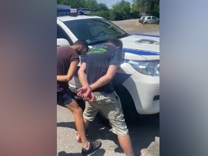 Бацали пакетиће хероина кроз прозор аутомобила