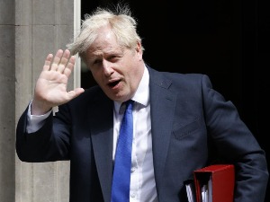 Џонсон подноси оставку на место лидера странке, остаје британски премијер до јесени