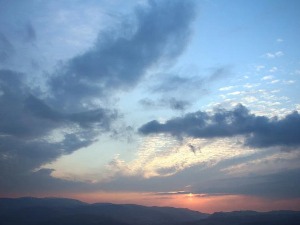 Облачно, суво и пролећне температуре - увече понегде краткотрајна киша