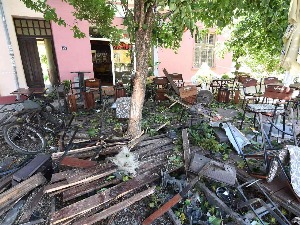 Аутомобилом улетео у башту кафића у Новом Саду – двоје повређено, возач побегао