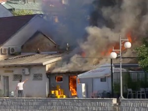 Локализован пожар у центру Ваљева, потпуно уништено шест локала