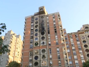 Пожар у згради на Видиковцу, једна особа страдала