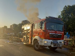 Пожар у згради у нишком насељу Пантелеј, страдала једна особа