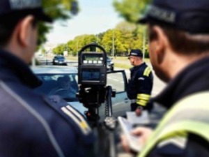 Прекршајне пријаве због насилничке вожње, ишао брзином од 250 километара на час