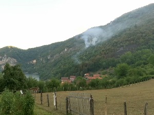 Гаси се ватра у неприступачном делу код Малог Зворника, у току замена изгорелих бандера