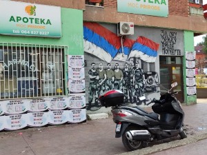 Косовска Митровица, плакати против одлуке Приштине о пререгистрацији и личним картама