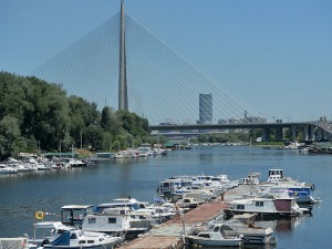 Сунчано и топло, на планинама могући пљускови