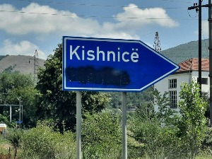 Канцеларија за КиМ: У Кишници прецртана ознака  на српском језику, постављена табла УЧК 