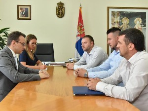 Петковић разговарао са Србима којима су опљачкане радње