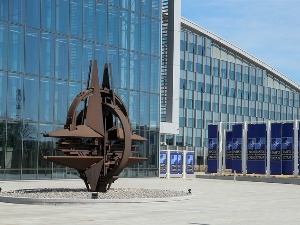 Столтенберг у среду одвојено са Вучићем и Куртијем