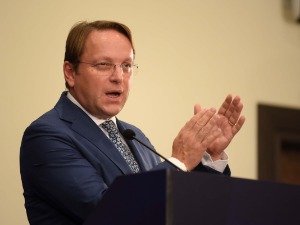 Вархељи поздравио споразум Београда и Приштине о документима