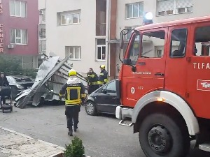 Олујно невреме у Косовској Митровици, град оштетио зграде и аутомобиле