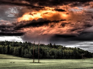 Смена сунца и облака с краткотрајним пљусковима и грмљавином