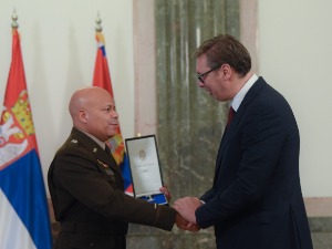 Генерал-мајор Џон Харис: Част је примити Орден од човека који се залаже за мир