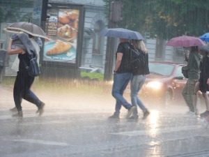 Пљускови, грмљавина, ветар и знатно хладније 