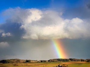 Смена сунца и облака, понегде краткотрајна киша или пљусак