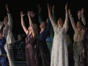 Странице књиге „Деца" у специфичној форми - на сцени националног театра