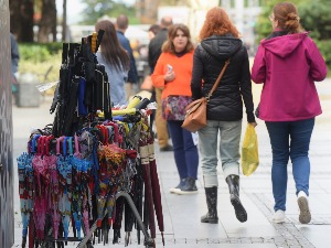 Мањи пад температуре, накратко би могао да затреба и кишобран