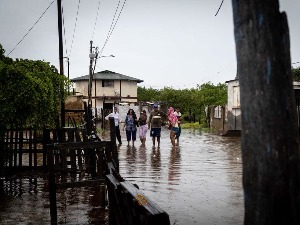 Најмање 25 особа страдалo у клизишту и поплавама у Венецуели