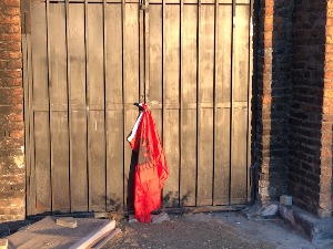 Застава Албаније на вратима Храма Христа Спаса у Приштини