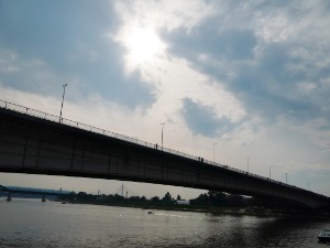 Пролазно наоблачење, понегде са слабом кишом - и даље топло до 27 степени 