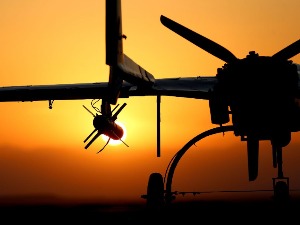 Рат дронова, Џејмс Бонд тражи пљачкаше мотора