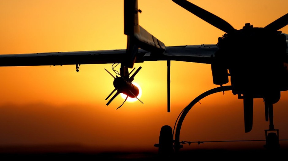 Рат дронова, Џејмс Бонд тражи пљачкаше мотора