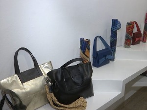 Изложба „Сјај и додир“ – магија на свили и кожи