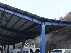 Срби запослени на прелазима Јариње и Брњак поднели оставке