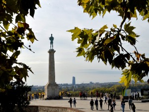 И сунце и облаци, понегде мало кише – температура до 18 степени