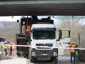 Багер оштетио надвожњак на траси Моравског коридора